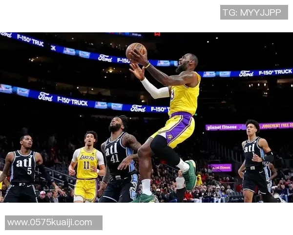 老鹰队对决湖人队詹姆斯领衔的精彩比赛回顾与分析