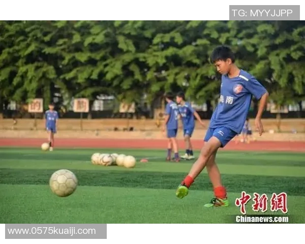 李芳独家分享足球心得与技巧助你提升球技的秘诀与经验 李芳独家分享足球心得与技巧助你提升球技的秘诀与经验