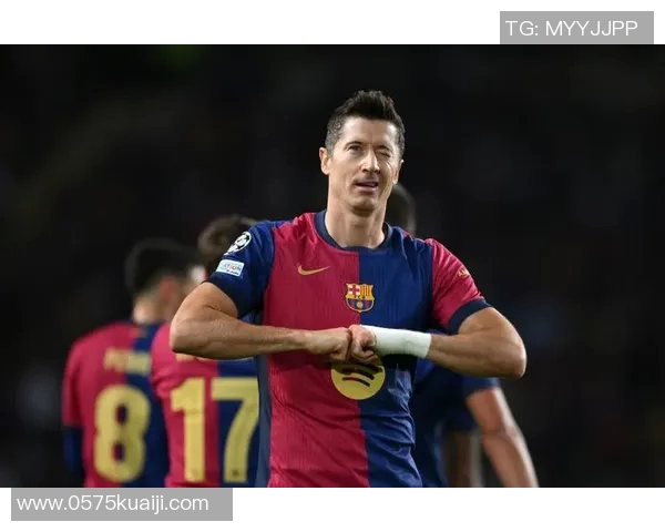 莱万在欧冠赛场表现出色十场打入十二球射手榜领跑金靴稳了